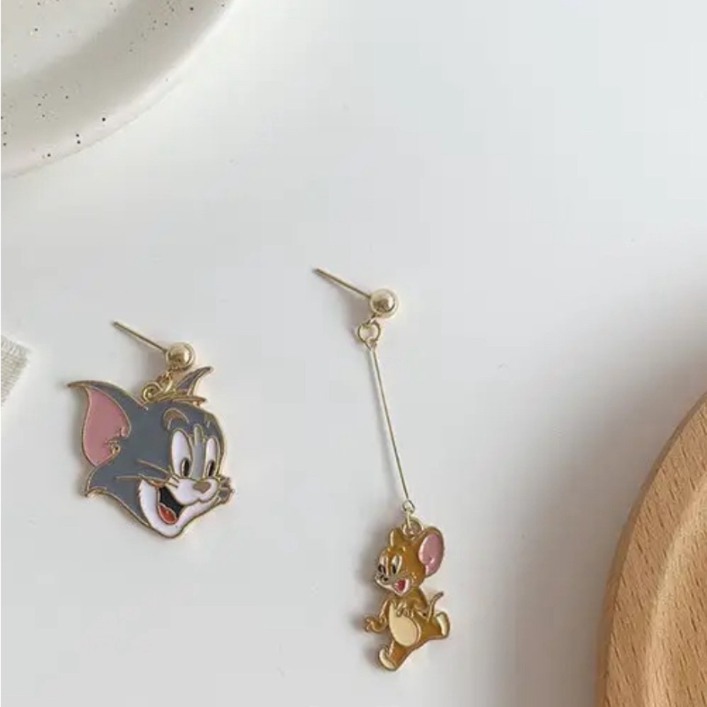 3 For $35 Tom & Jerry Classic Cartoon Gold Tone Stud Mismatch Earrings - Picture 2 of 5